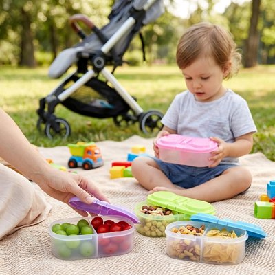 Enfant tient lunch box rose en pique-nique parc