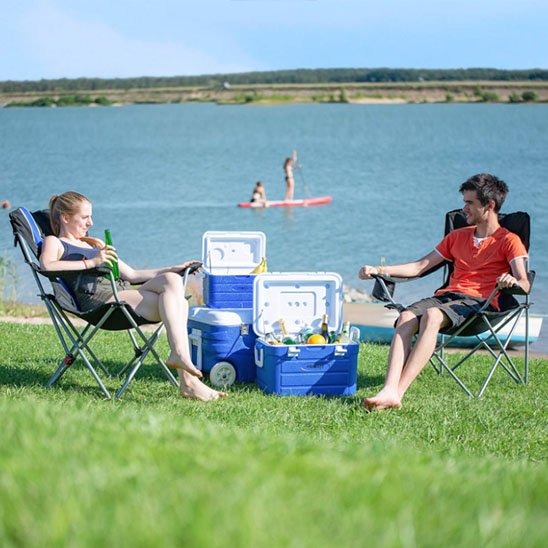 Famille vacances lac avec glaciere remplie boissons et aliments