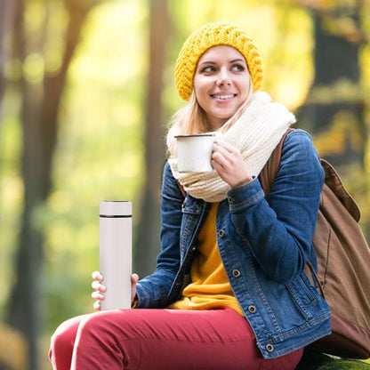 Femme assise avec gourde isotherme