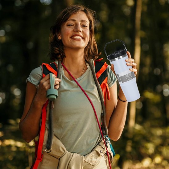 Femme avec bouteille isotherme blanche 
