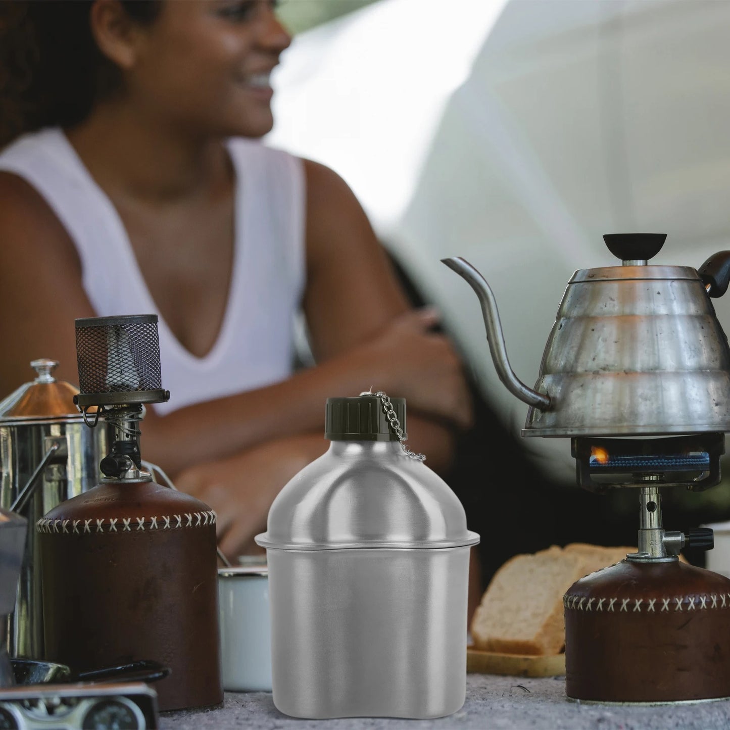 femme avec gourde aluminium 1l table pique-nique