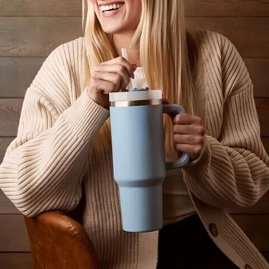 Femme avec gourde isotherme bleue