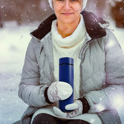 Femme avec gourde isotherme hiver