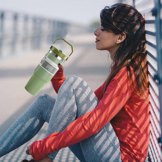 Femme avec gourde isotherme vert pomme