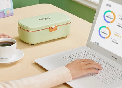 Femme avec lunch box chauffante au bureau