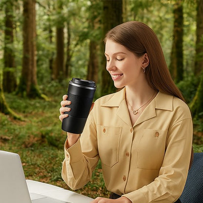 Femme boit avec bouteille isotherme noire