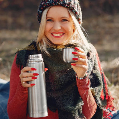 Femme boit gobelet gourde isotherme 1 litre