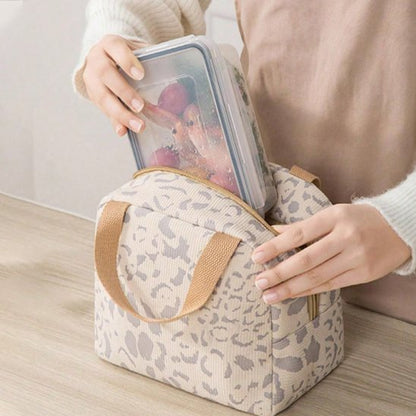 femme dépose contenant dans sac repas isotherme femme