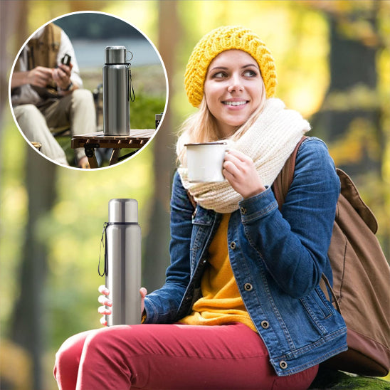 Femme gourde isotherme argent dehors