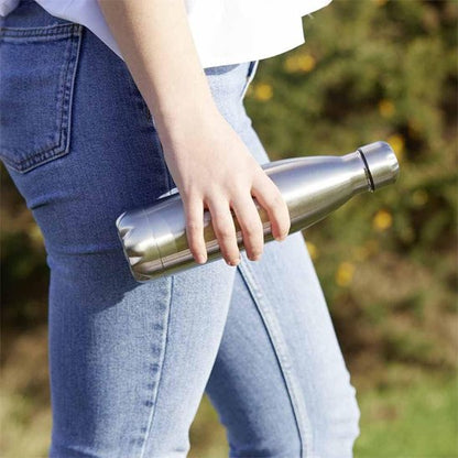 Femme marche en tenant gourde isotherme 