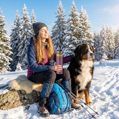 femme montagne hiver gourde en inox thé chaud
