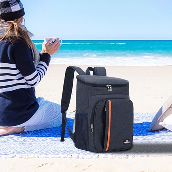femme plage boit café chaud sac isotherme bleu