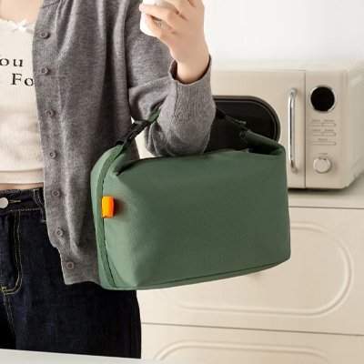 Femme portant sac isotherme vert FreshStyle