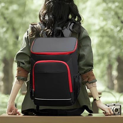 Femme randonnée avec sac à dos isotherme noir et rouge