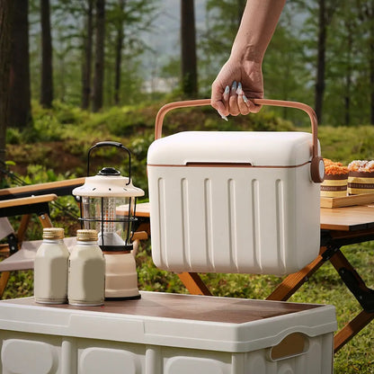 femme soulève glacière crème avec poignée camping