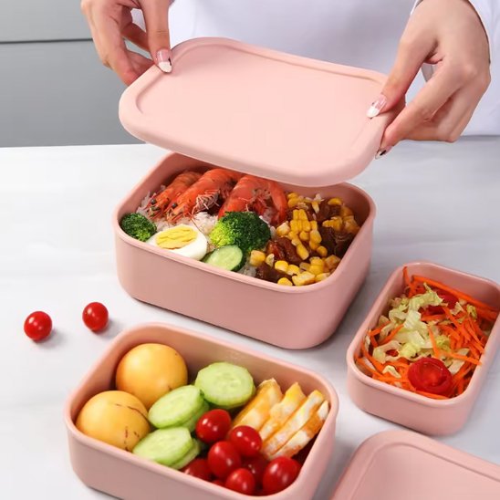 Femme tient couvercle boite repas isotherme rose pastel