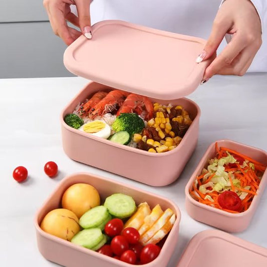 Femme tient couvercle boite repas isotherme rose pastel