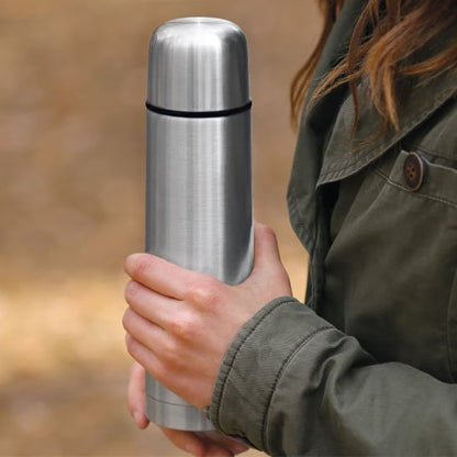 Femme tient gourde isotherme 1 litre Tynn 1.0