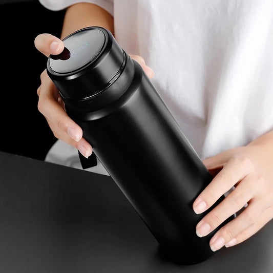 femme tient gourde isotherme 1 litre intelligente noire