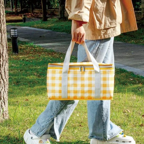 Femme transporte sac isotherme jaune