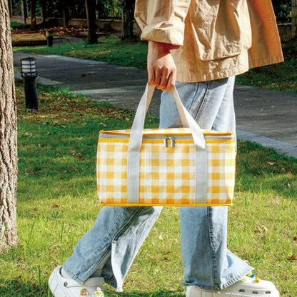 Femme transporte sac isotherme jaune