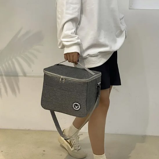 femme transporte sac isotherme repas gris