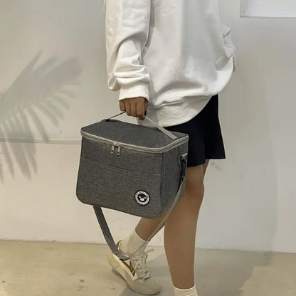 femme transporte sac isotherme repas gris