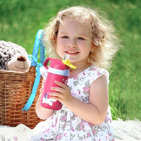 Fillette boit avec gourde enfant rose pique-nique