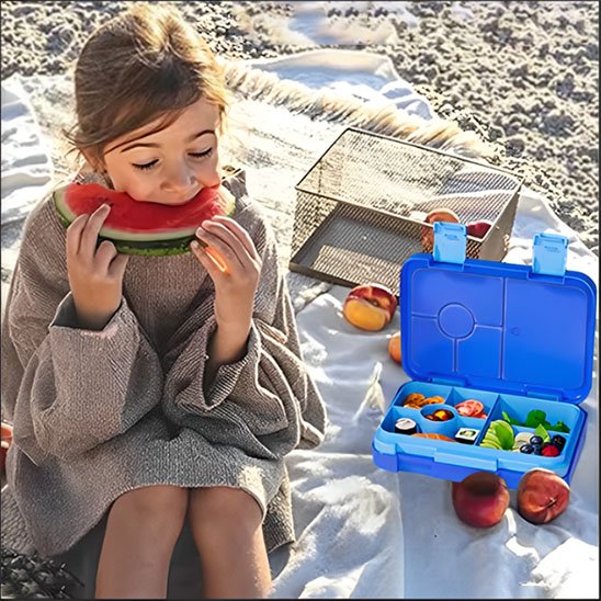 Fillette mange plage avec Boite repas isotherme bleue