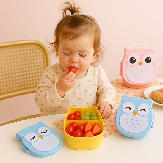 Fillette mange tomate dans Lunch box enfant jaune