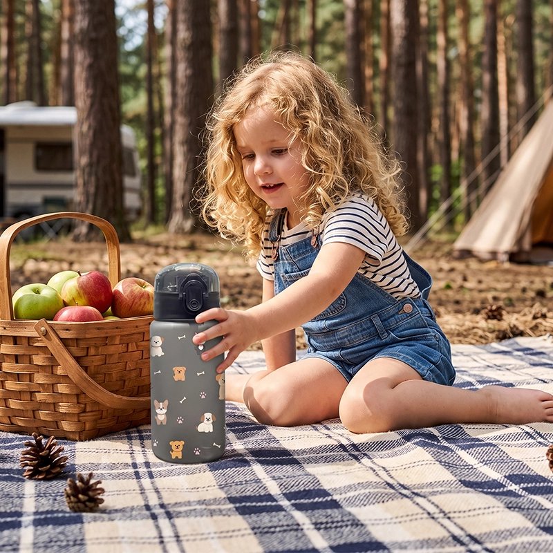 Fillette pique-nique plein air avec gourde enfant noire