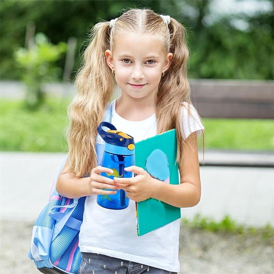 Fillette retour école tient mains gourde enfant bleue 