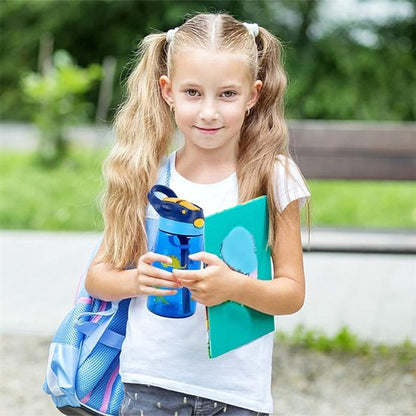 Fillette retour école tient mains gourde enfant bleue 