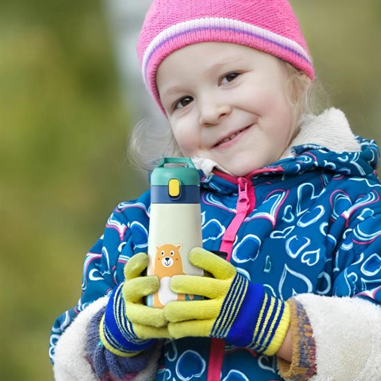 Fillette tient petites mains gourde enfant couvercle vert