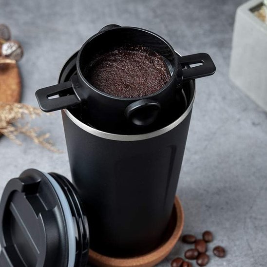 Filtre café glissé dans mug isotherme