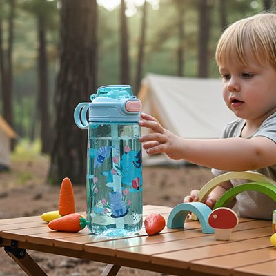 Garçonnet avec gourde enfant bleue camping