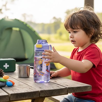 Garçonnet avec gourde enfant violette camping
