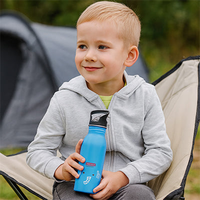 garçonnet gourde avec paille bleue camping