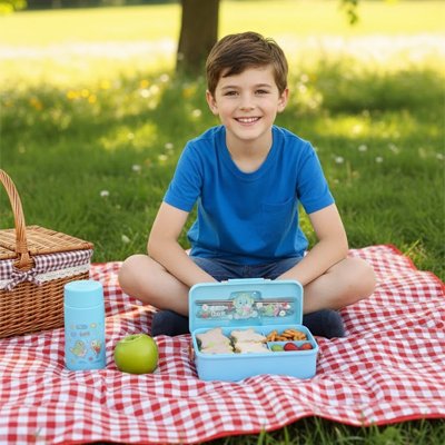 Garçonnet pique-nique avec lunch box enfant bleue