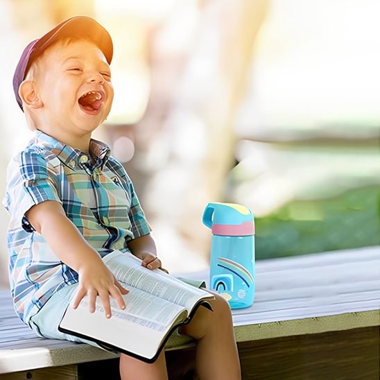 Garçonnet profite plein air avec gourde enfant bleue