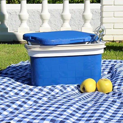 Glaciere bleue avec couvercle de côté sur nappe pique-nique