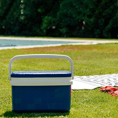 Glaciere bleue avec poignée levée sur gazon