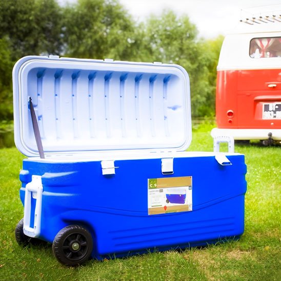 Glaciere bleue ouverte avec intérieur blanc sur gazon