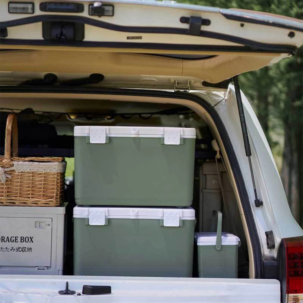 glacières vertes empilées dans coffre voiture