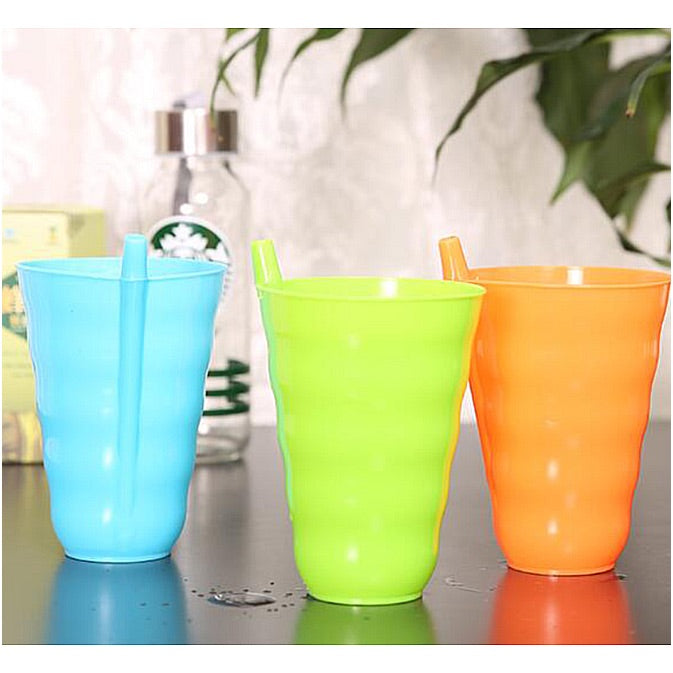 gobelet en différentes couleurs table