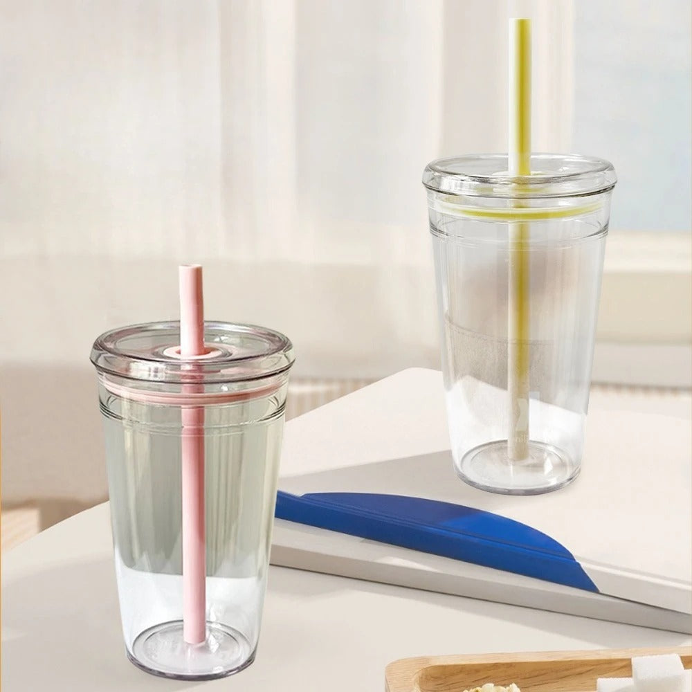 gobelet en plastique paille rose ou jaune table