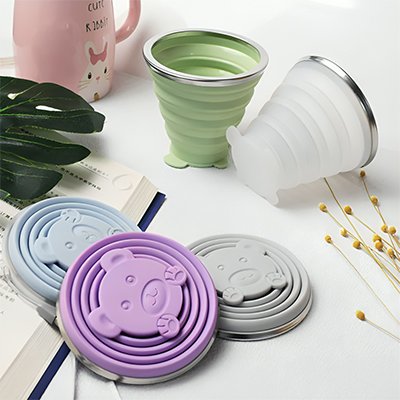 Gobelet pliable de différentes couleurs pastels table