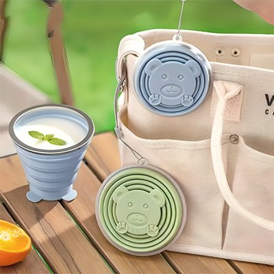 Gobelet pliable rétracté accroché à sac voyage plein air
