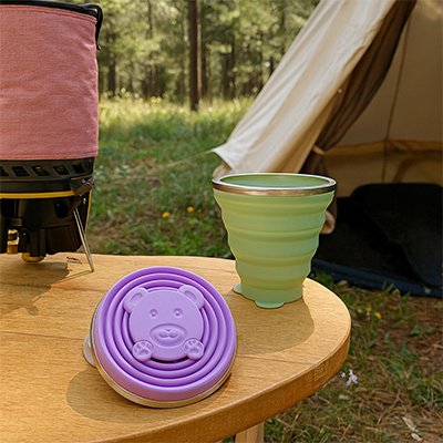 Gobelet pliable vert avec son jumeau rétracté couleur mauve