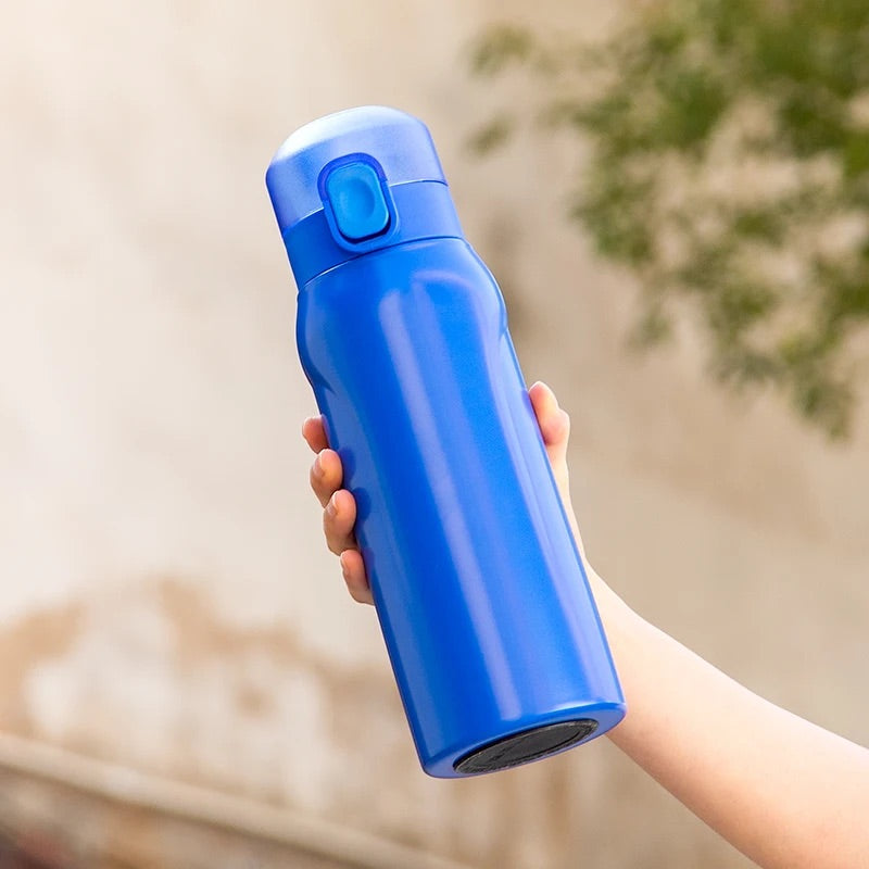 gourde airup bleue dans main femme